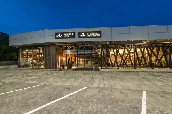 住宿正面 - 傍晚/夜晚