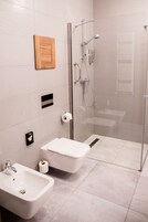 Apartment, 1 Queen Bed, Non Smoking | Bathroom | Shower, free toiletries, towels