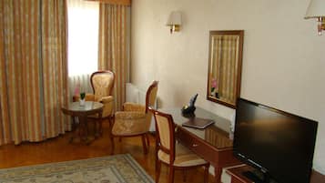 Habitación con 2 camas individuales, balcón (Orhideja) | Minibar, caja de seguridad en la habitación y insonorización