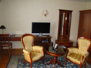 Dobbelt- eller tomannsrom – deluxe, 1 soverom (Gladijola) | Minibar, safe på rommet, lydisolert og strykejern/-brett