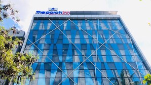En moderne bygning med en glasfacade og et skilt der siger "The Porch Inn".