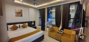 Individuell eingerichtet, Schreibtisch, laptopgeeigneter Arbeitsplatz