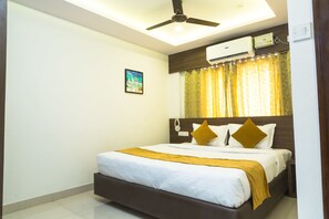 Standaard kamer, 1 queensize bed, toegankelijk voor mindervaliden | Individueel gemeubileerd, een bureau, een laptopwerkplek