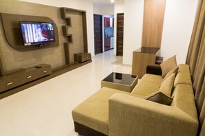 Suite estudio Club | Área de sala de estar | Chimenea 