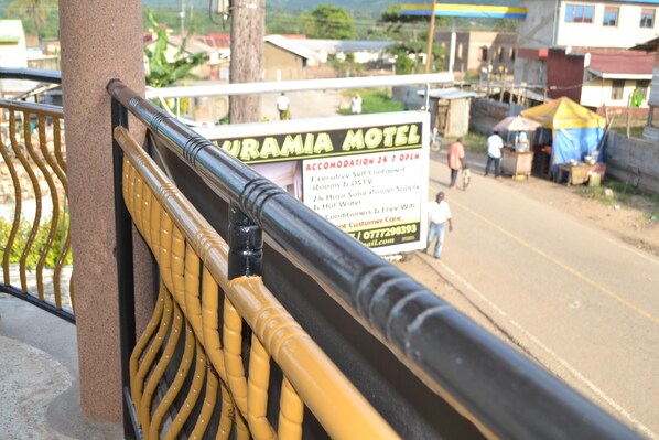 Letrero del Motel Turamía anunciando alojamiento abierto las 24 horas del día, con habitaciones independientes tipo ejecutivo, suministro eléctrico solar, agua caliente y Wi-Fi gratuito.