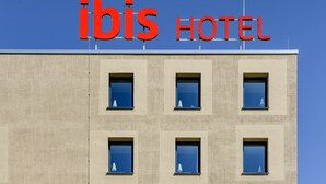 A hotel sign with the name "ibis HOTEL" in red letters. - ibis Landshut City (Landshut)