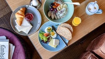 Daily buffet breakfast for a fee