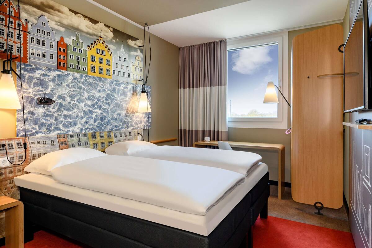 Superior Room, 1 Double Bed | Hypo-allergenic bedding available, desk, blackout drapes, soundproofing