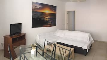 Appartement, 2 chambres (A) | Coin séjour | Télévision à écran plat