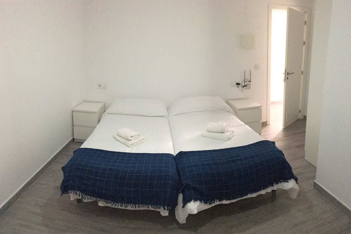 Suite, 1 habitación, patio, planta baja | Tabla de planchar con plancha, wifi gratis y ropa de cama