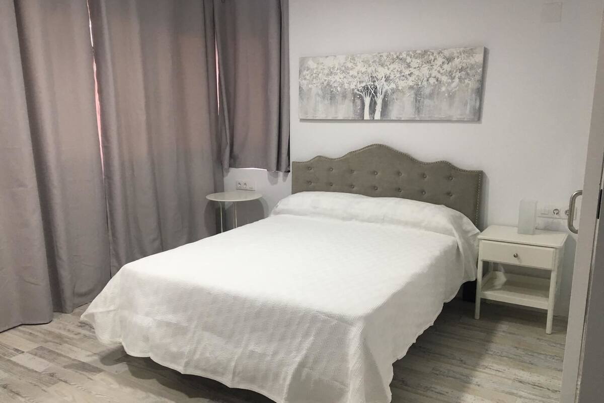 Suite Deluxe, Terraza | Tabla de planchar con plancha, wifi gratis y ropa de cama