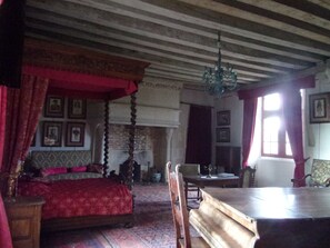 Double Room (La chambre du Baldaquin) - Chambres d'hôtes - Chateau de Chemery (Chemery)
