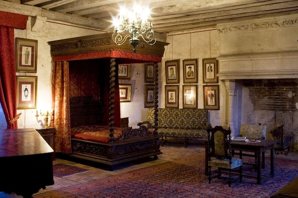 Quarto casal (La chambre du Baldaquin) | Escrivaninha, cortinas blackout, ferros/tábuas de passar roupa