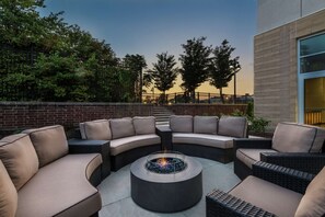 Terrace/patio - Hampton Inn & Suites Fort Wayne Downtown (Fort Wayne)