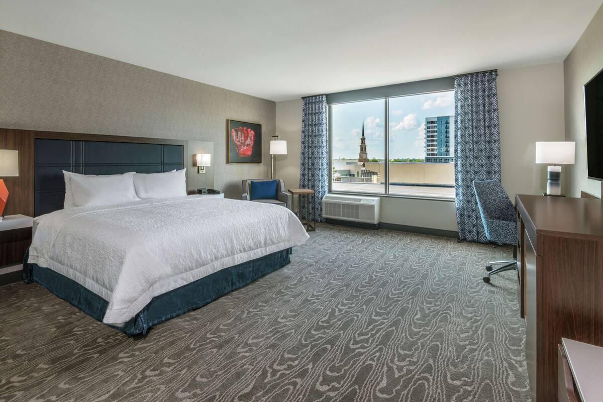 Room, 1 King Bed, Accessible, Bathtub (Mobility & Hearing) | In-room safe, desk, iron/ironing board, cribs (surcharge)