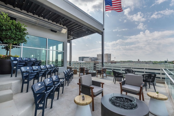 Lunch and dinner served, American cuisine