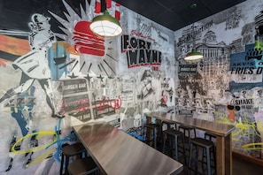 Déjeuner et dßner servis sur place, spécialités Cuisine américaine