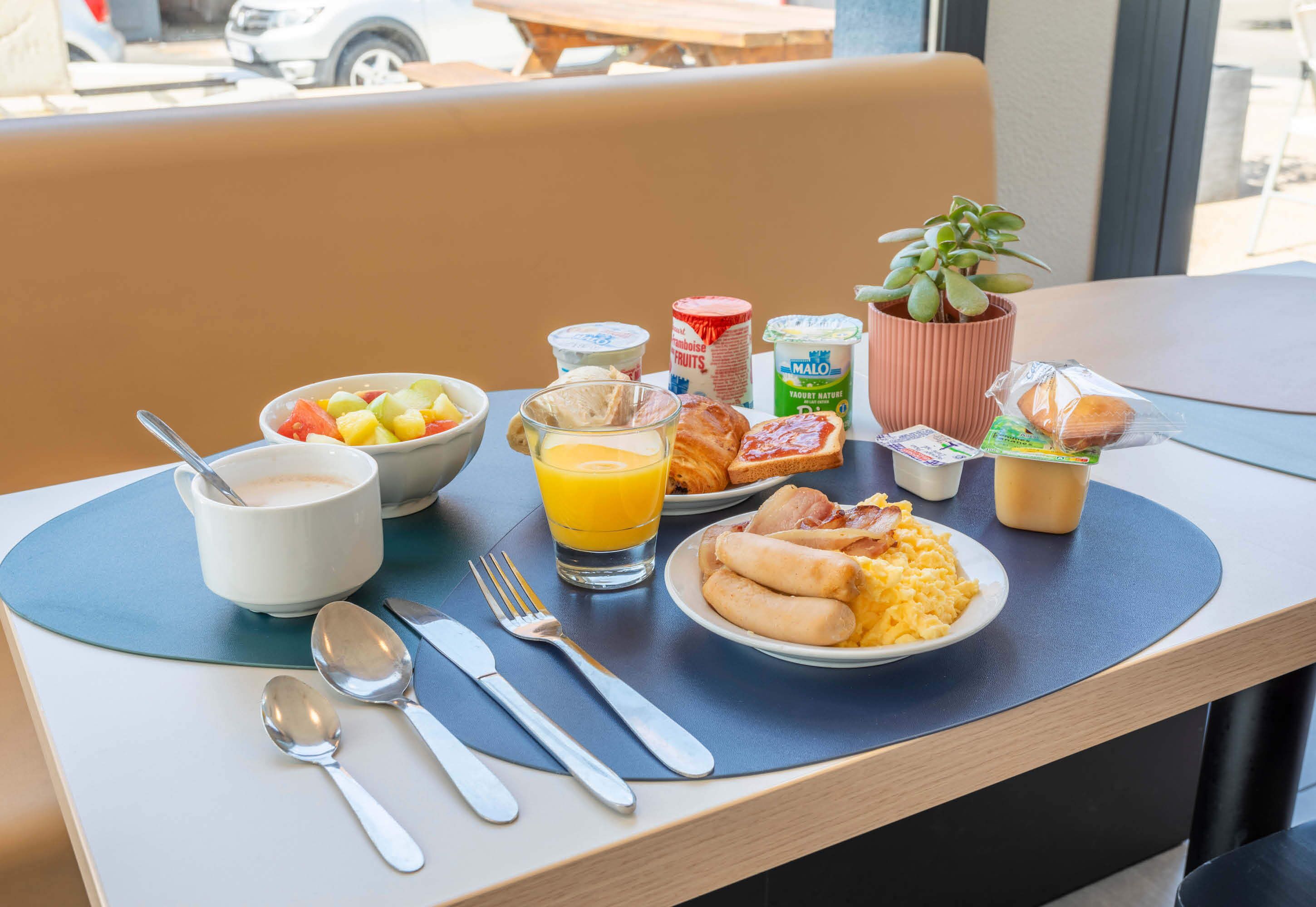 daily buffet breakfast for a fee