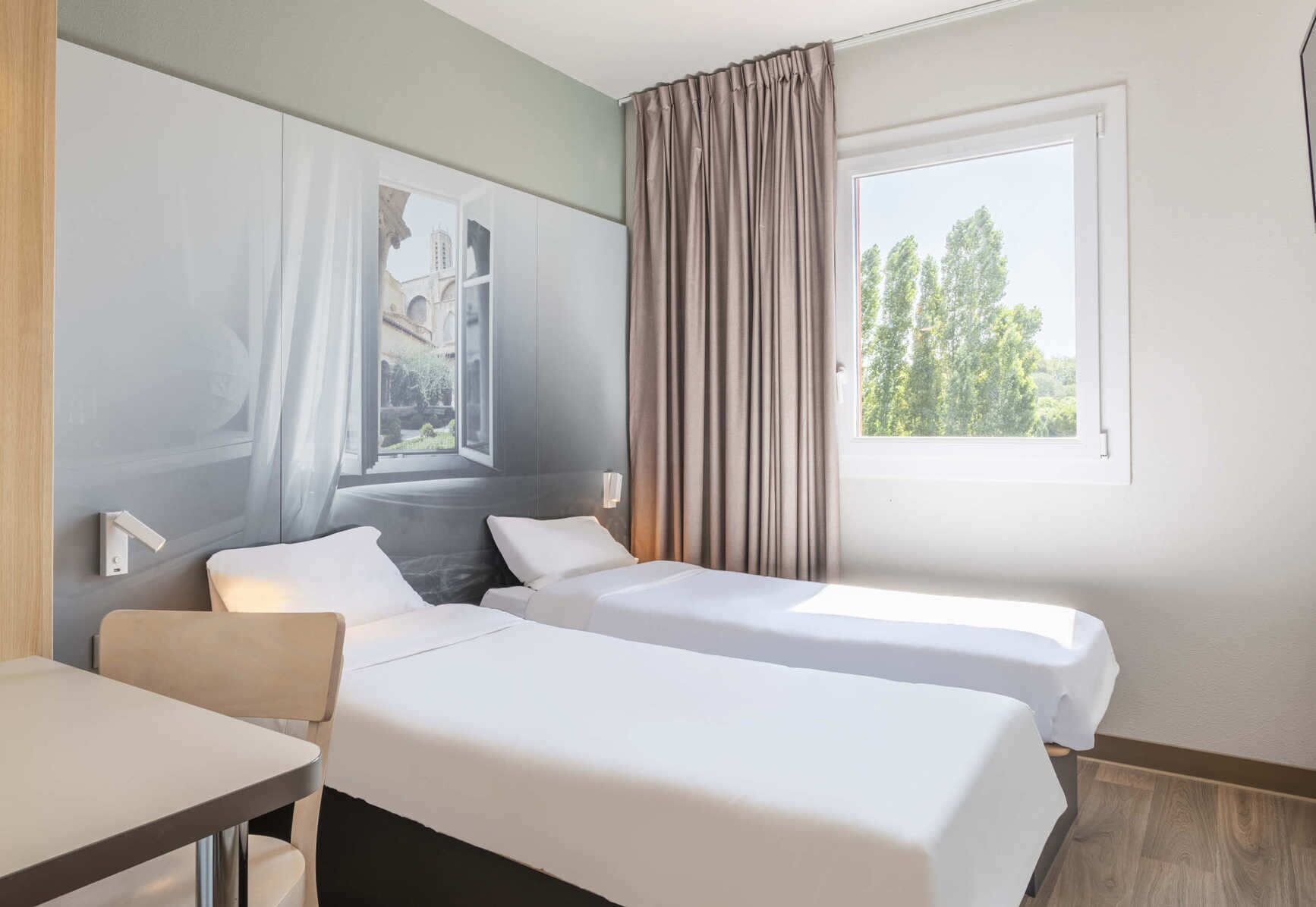 Schreibtisch, schallisolierte Zimmer, Bügeleisen/Bügelbrett