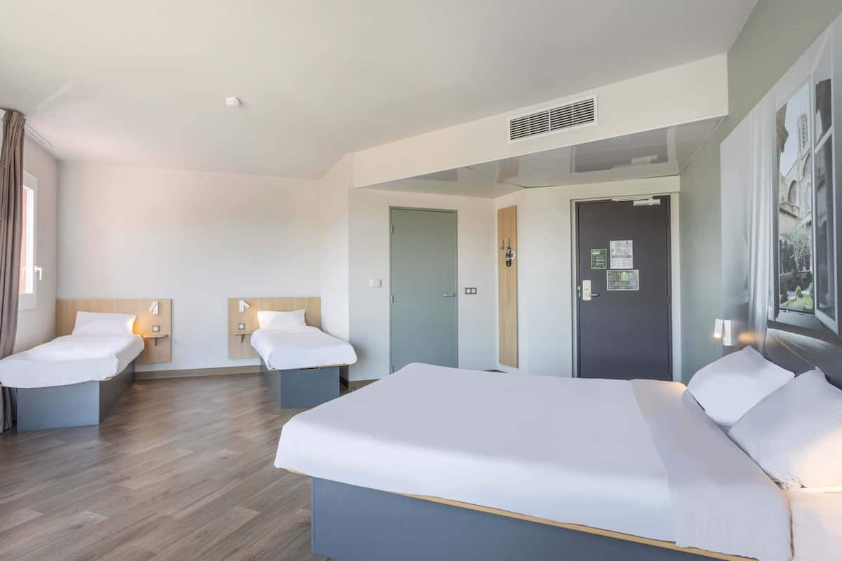 quadruple room, non smoking | 1 bedroom, desk, soundproofing, iron/ironing board