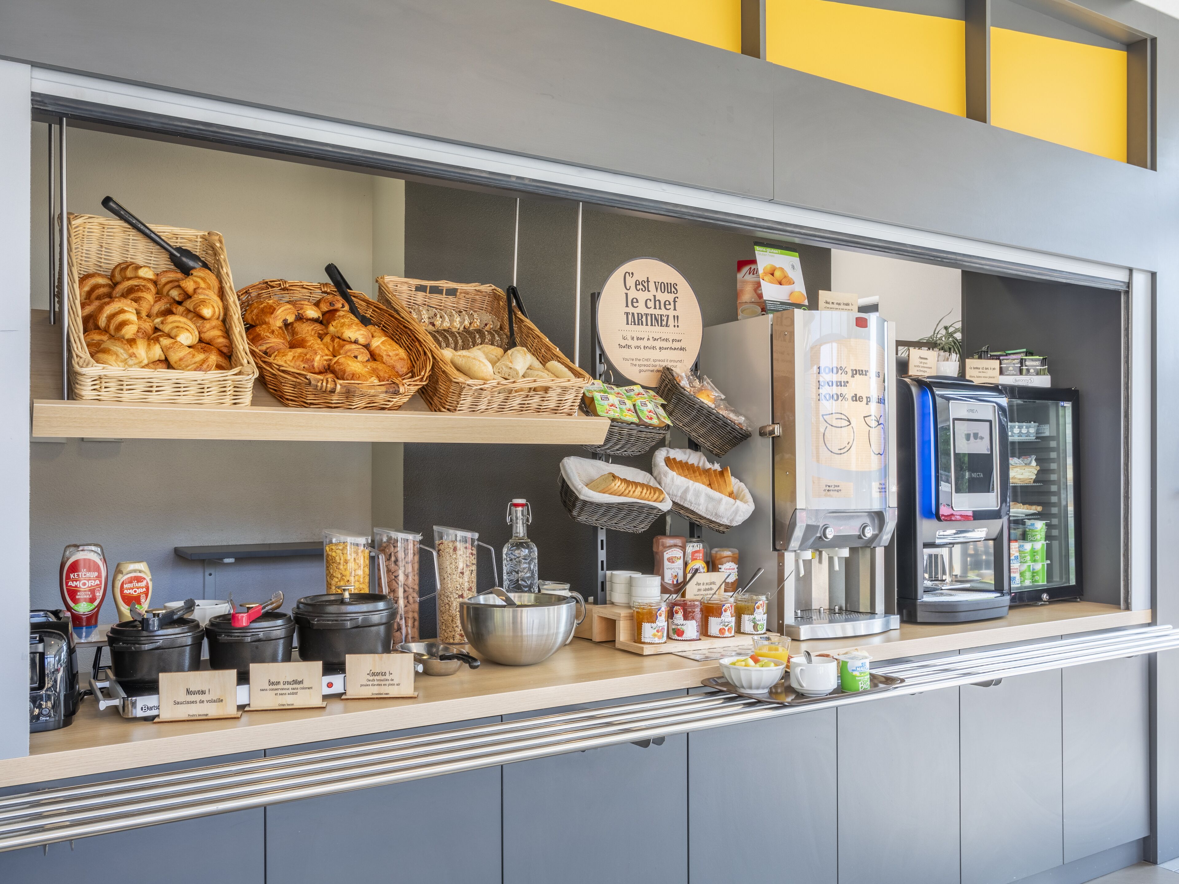 daily buffet breakfast for a fee