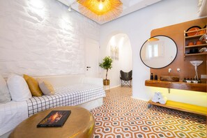 Premium Suite, Jetted Tub (Helios) | Living area | Smart TV - AmazeU Naxos (Naxos)