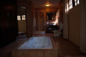 Suite presidencial, 1 cama King size | Baño | Tina profunda, regadera con hidromasaje, toallas 