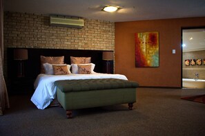 Suite – honeymoon | Safe på rommet, individuelt dekorert, individuelt innredet og skrivebord