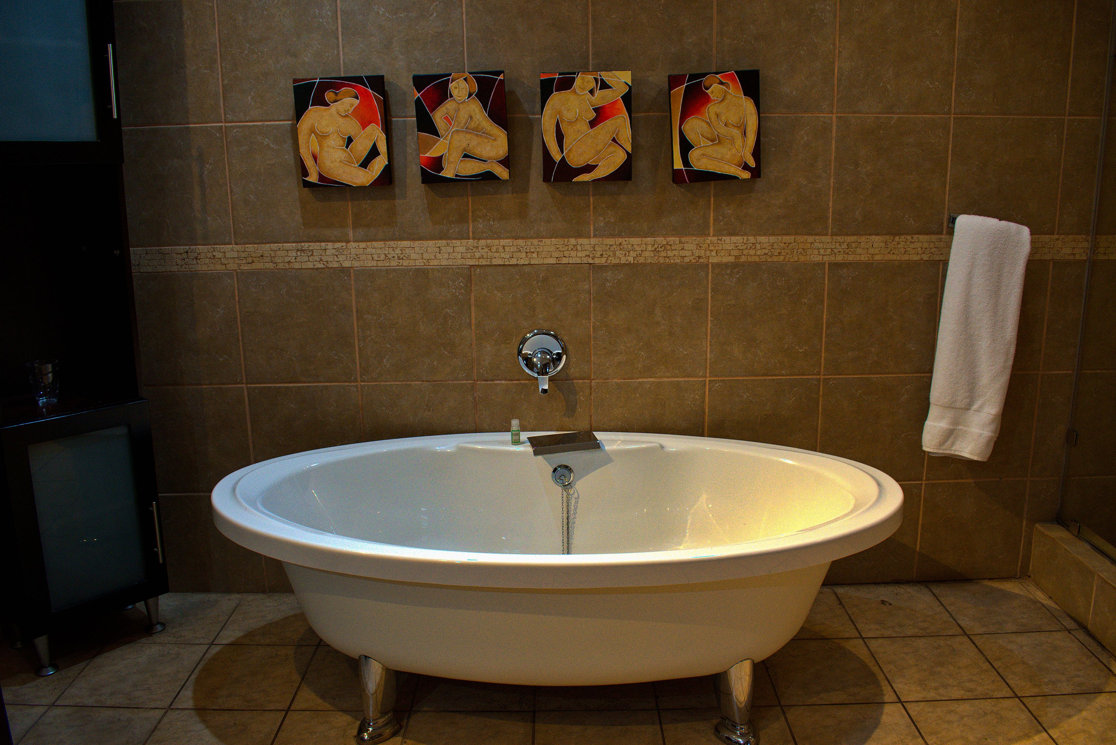honeymoon suite | bathroom | deep-soaking bathtub, hydromassage showerhead, towels