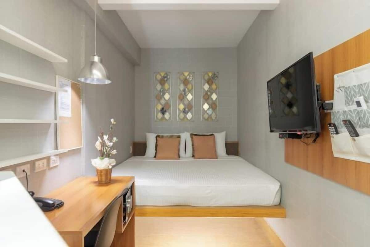1 bedroom, in-room safe, desk, iron/ironing board