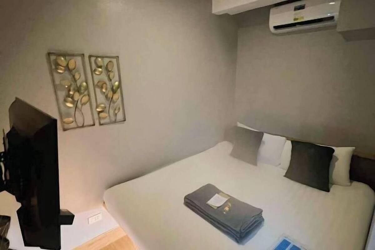 In-room safe, desk, iron/ironing board (on request), WiFi (free)