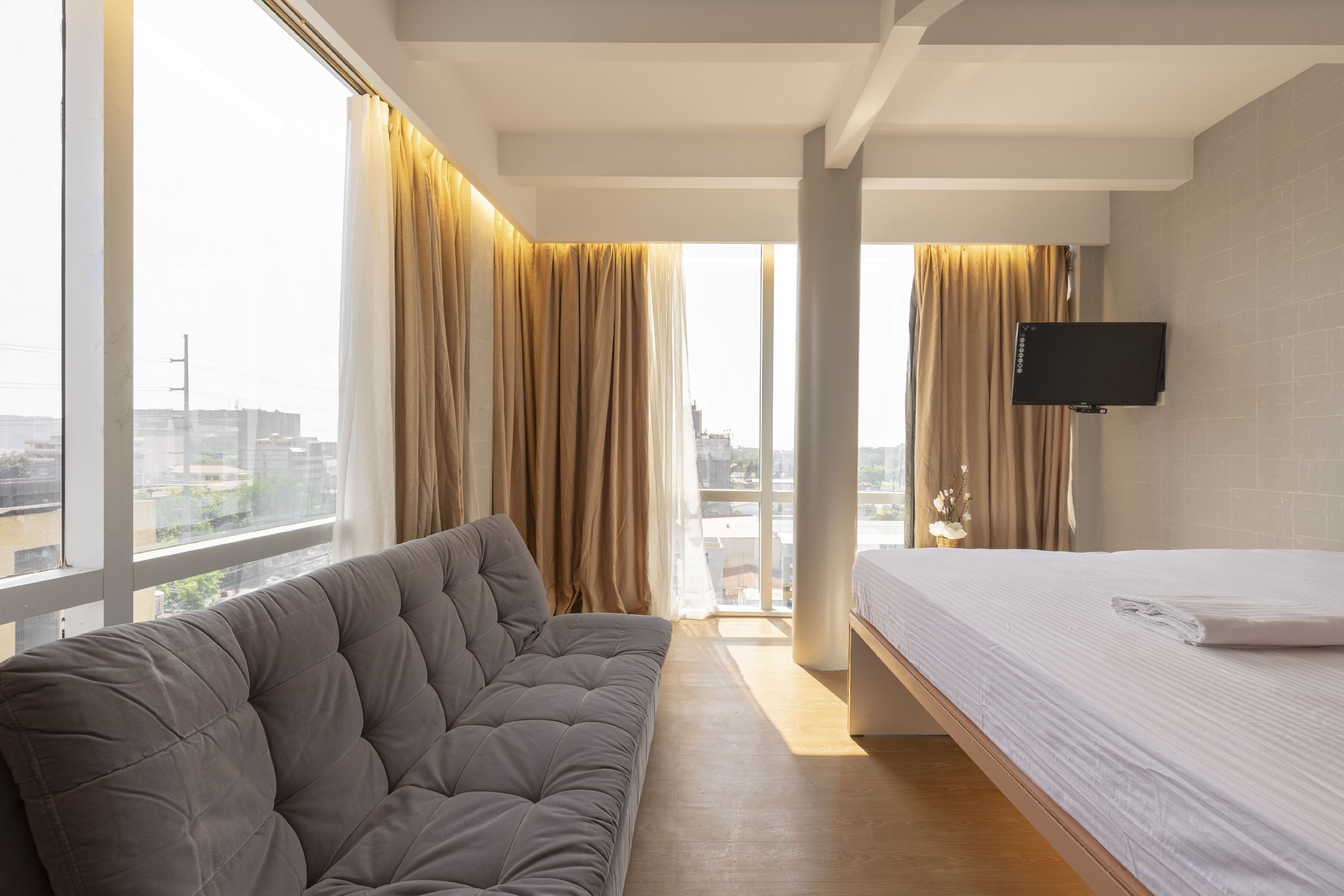 Suite | In-room safe, desk, iron/ironing board (on request), WiFi (free)