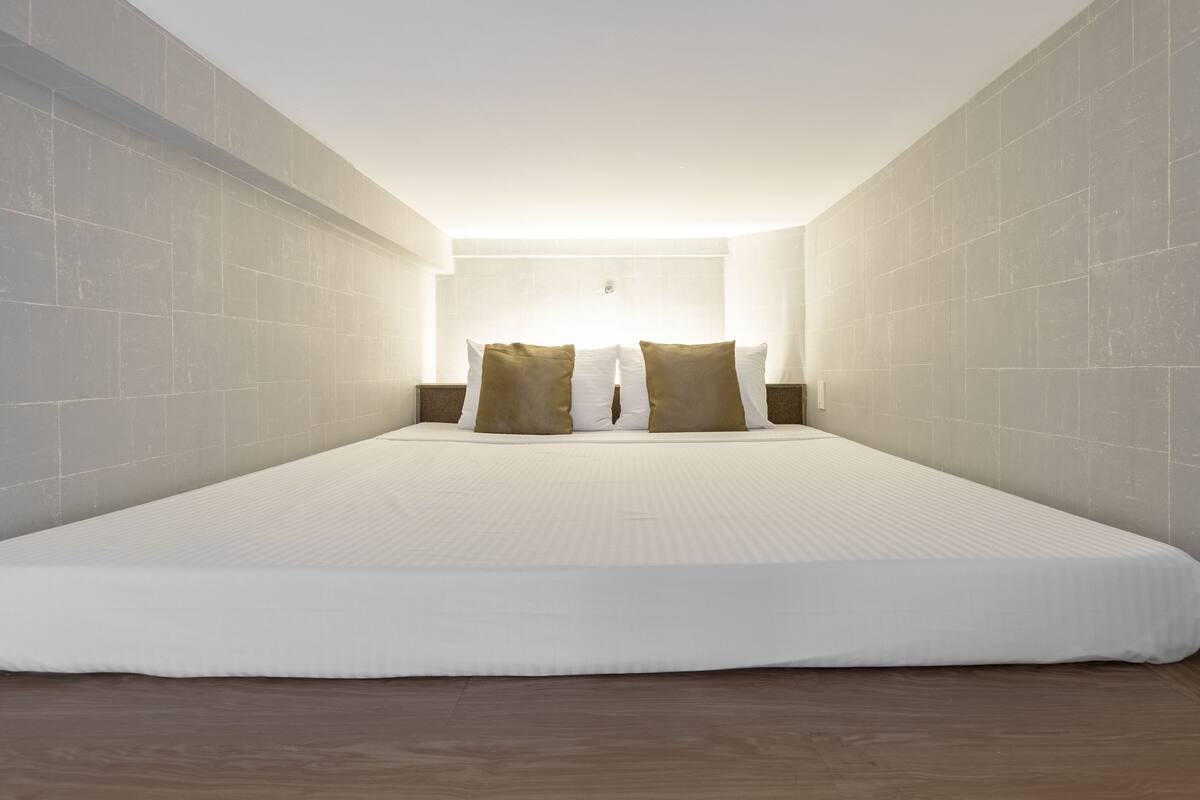 Deluxe Queen With Window | In-room safe, desk, iron/ironing board (on request), WiFi (free)