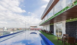 Outdoor pool - Selah Pods Hotel Manila (Pasay)
