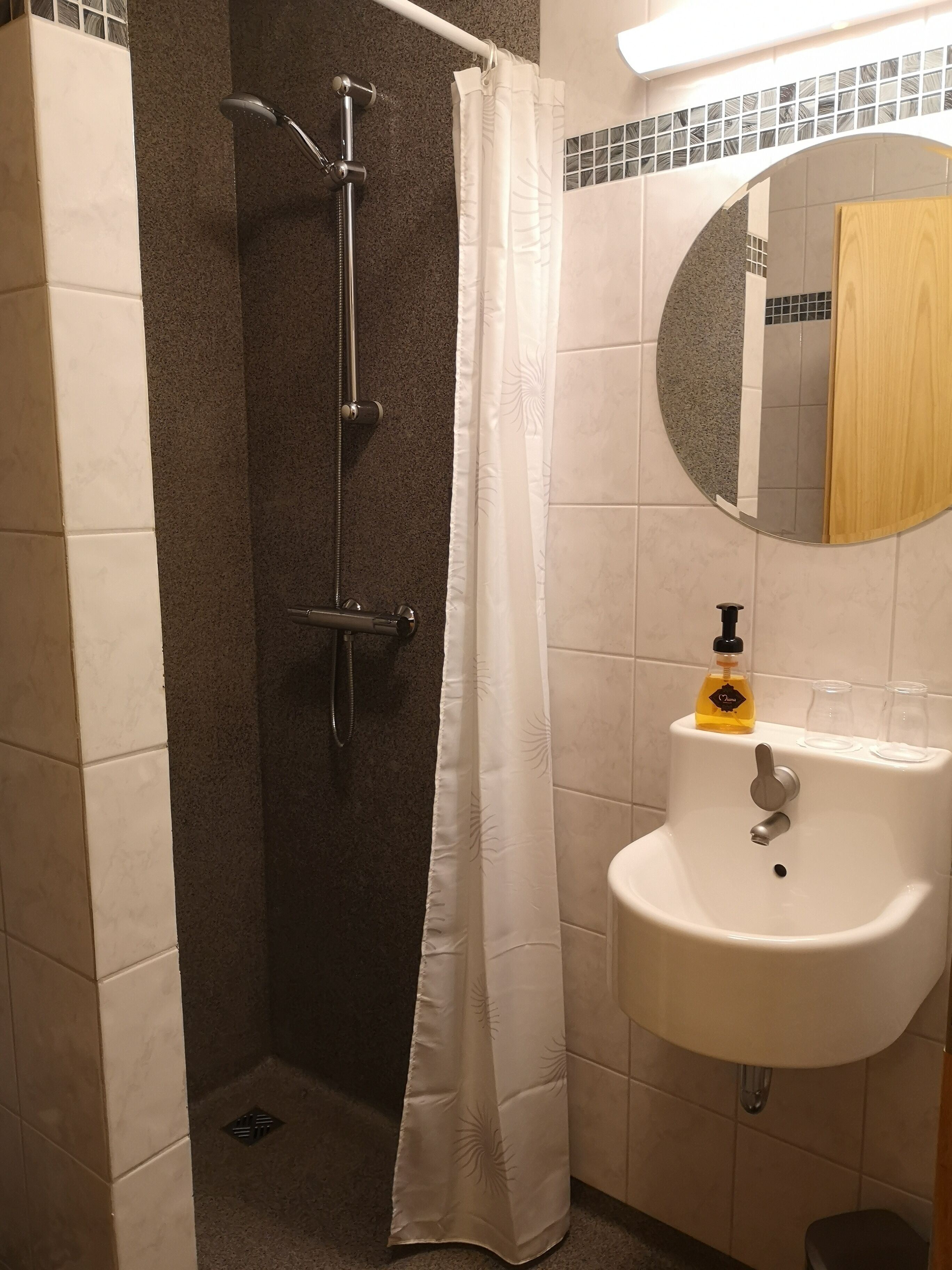 comfort double or twin room, private bathroom, ground floor | bathroom | shower, free toiletries, hair dryer, towels
