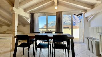 Suite - 2 soveværelser (mansard) | Privat køkken | Kogeplade, elkedel, køkkentøj/tallerkener/redskaber