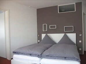 Family Room | Minibar, desk, blackout drapes, iron/ironing board - Astra Hotel Garni (Rastatt)