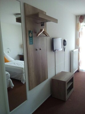 Twin Room | Minibar, desk, blackout drapes, iron/ironing board - Astra Hotel Garni (Rastatt)