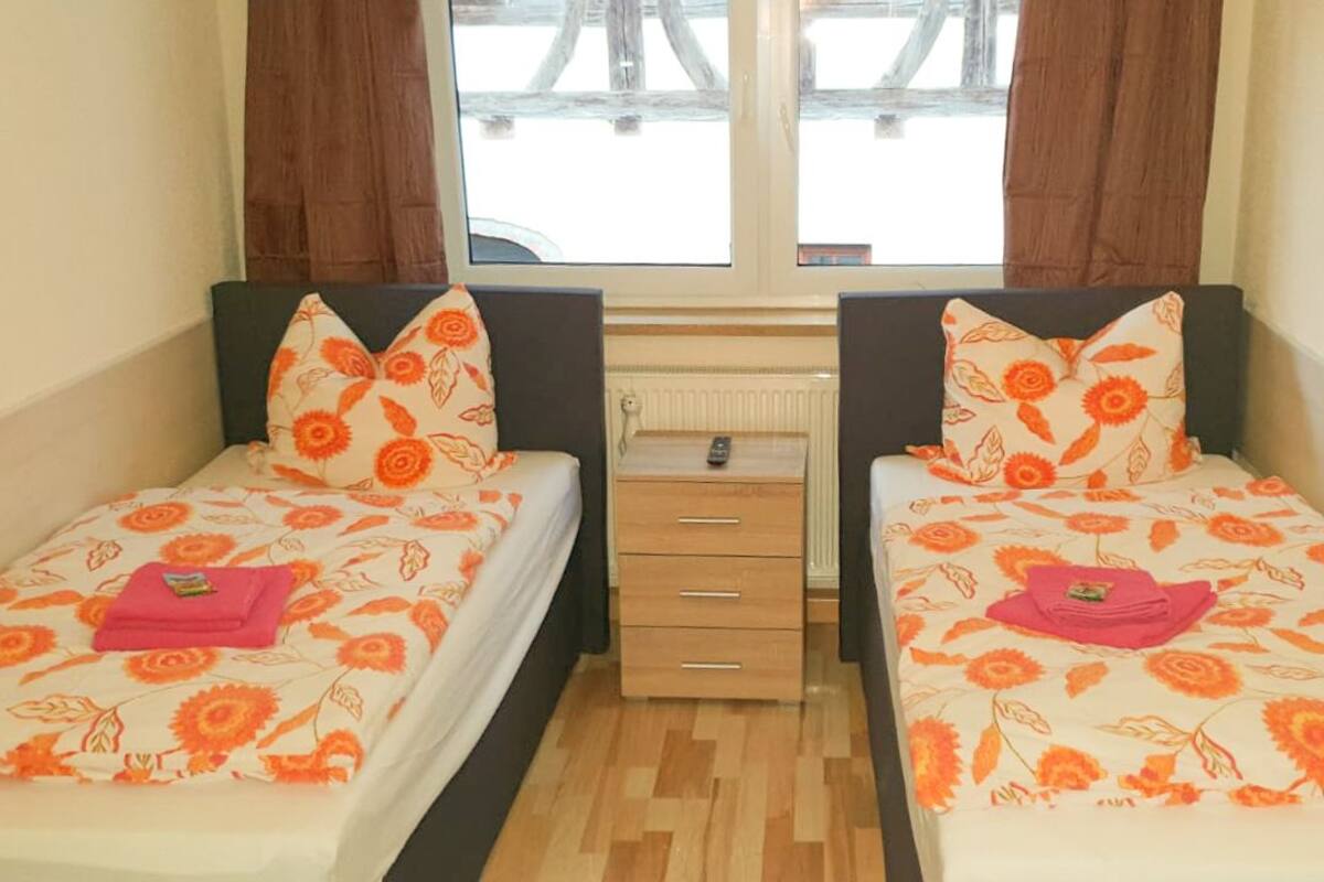 Habitación básica con 1 cama matrimonial o 2 individuales, 2 camas individuales, para no fumadores | Wifi gratis y ropa de cama 