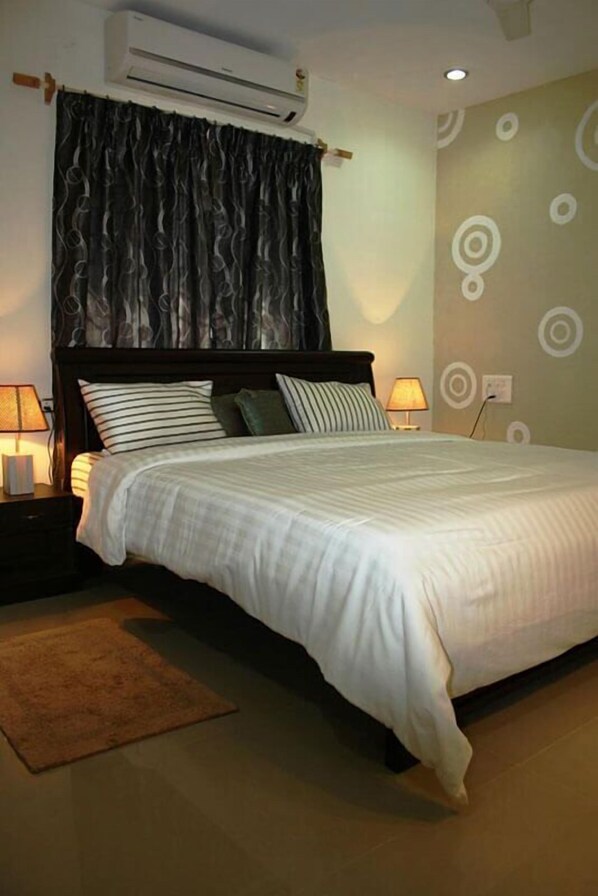 1 bedroom, memory foam beds, individually furnished, desk - Falcons Nest Studio Apartments (Hyderabad)