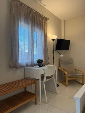 Standard Loft, City View | Egyptian cotton sheets, premium bedding, pillow-top beds, in-room safe - Luxor Suites Venizelou (Thessaloniki)