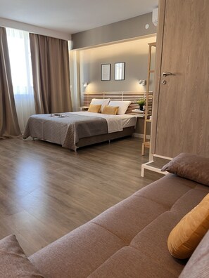 Egyptian cotton sheets, premium bedding, pillow-top beds, free minibar - Luxor Premium Suites (Thessaloniki)