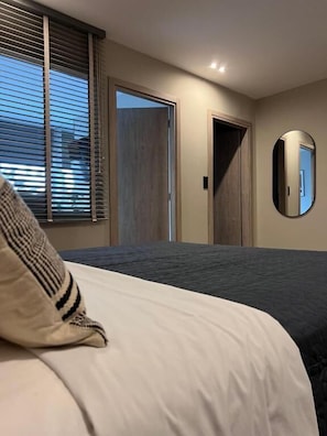 Family Quadruple Room | Egyptian cotton sheets, premium bedding, pillow-top beds, in-room safe - Luxor Suites Venizelou (Thessaloniki)