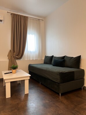 Egyptian cotton sheets, premium bedding, pillow-top beds, free minibar - Luxor Premium Suites (Thessaloniki)
