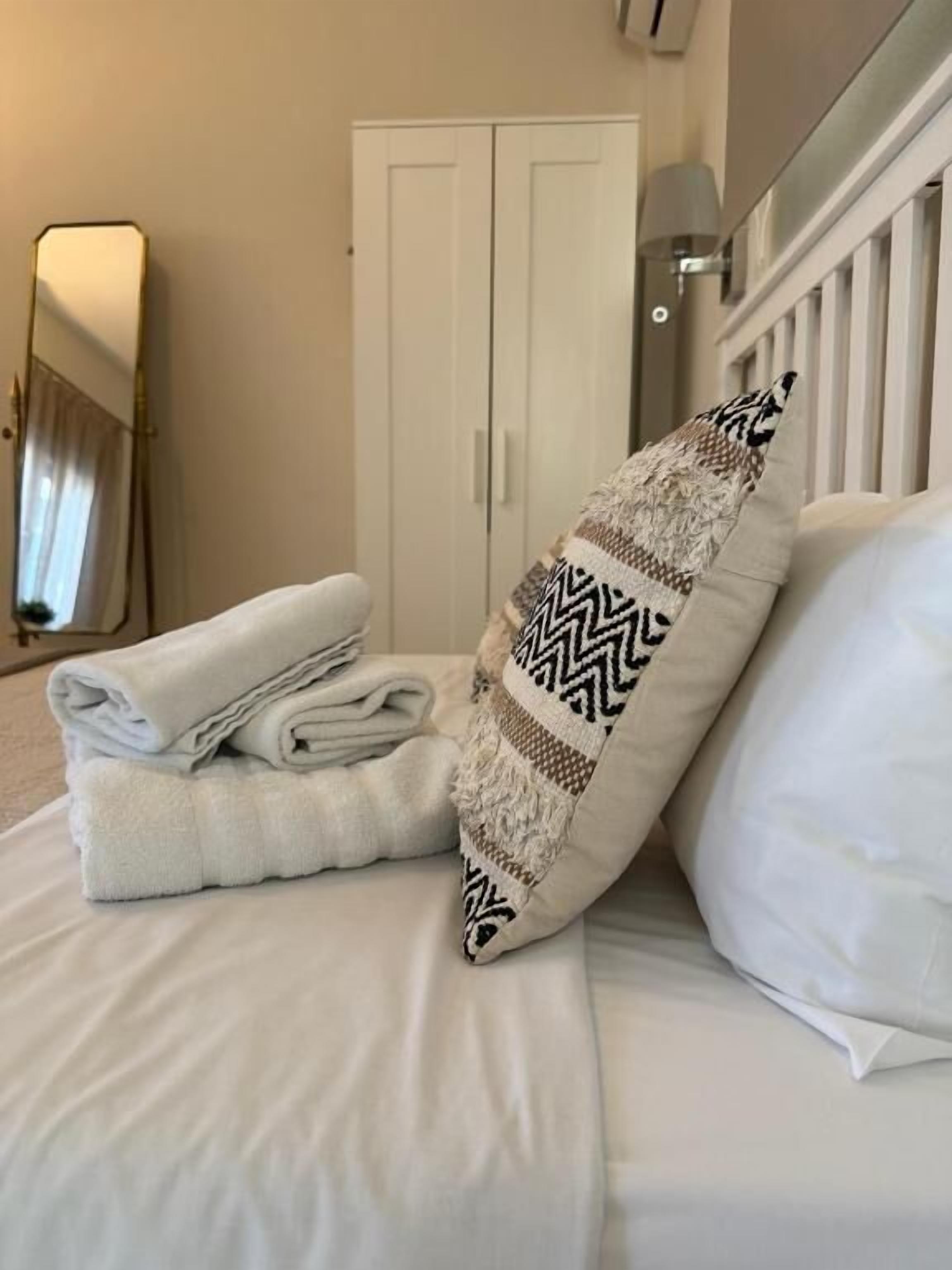 Loft estándar, vistas a la ciudad | Sábanas de algodón egipcio y ropa de cama de alta calidad