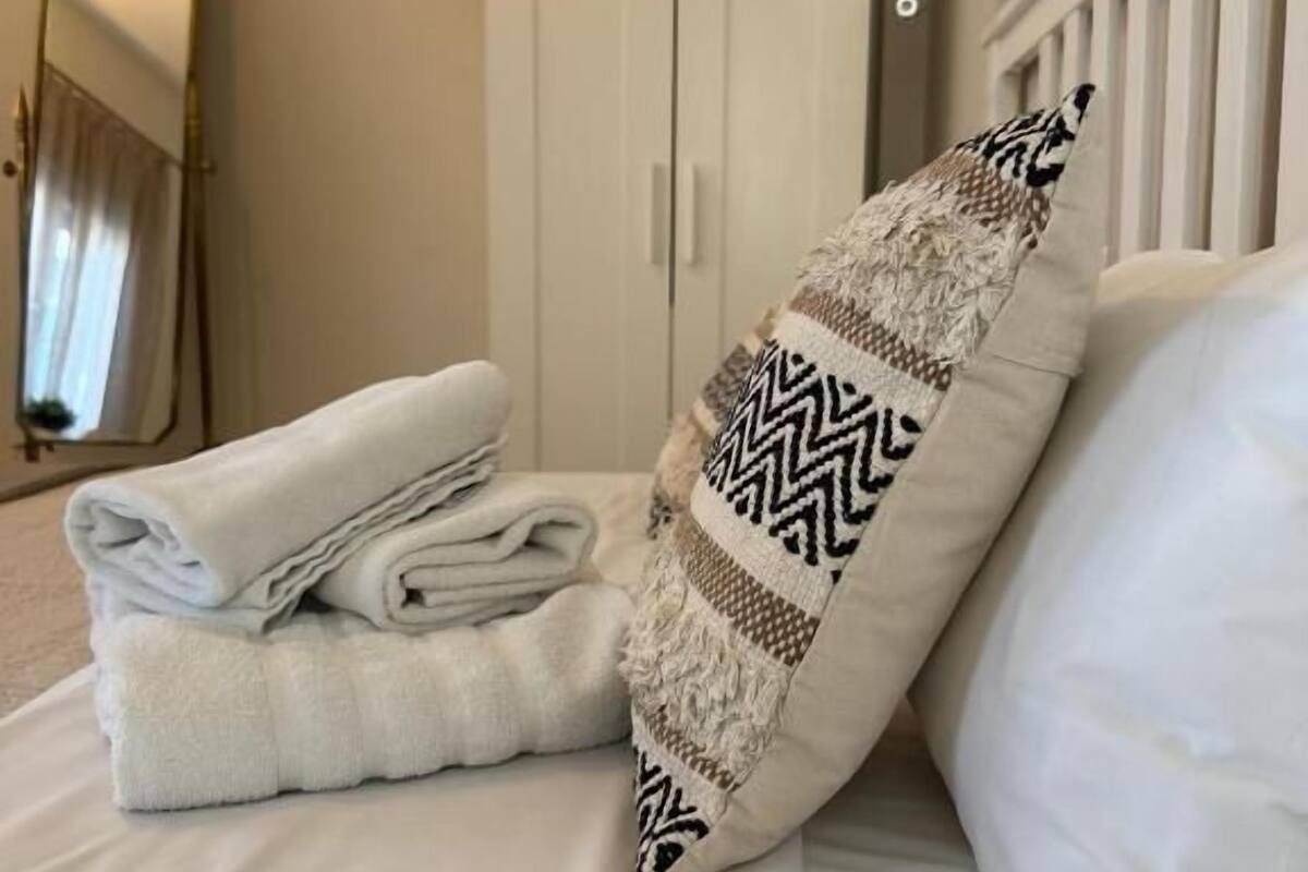 Loft estándar, vistas a la ciudad | Sábanas de algodón egipcio y ropa de cama de alta calidad