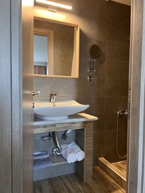 Premier Room (2 guests) | Badezimmer | Dusche, kostenlose Toilettenartikel, Haartrockner, Hausschuhe