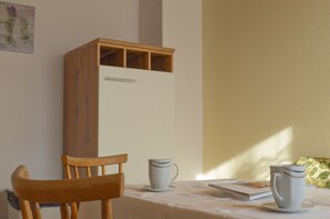 Basic Triple Room, 3 Twin Beds | In-room dining - alpha-spot Krumbach (Krumbach)