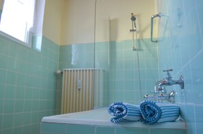 Suihkun ja ammeen yhdistelmä, syvä kylpyamme, pyyhkeet