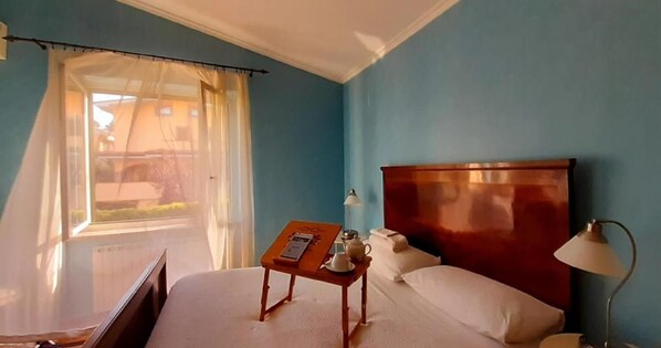 Chambre Confort double, 1 grand lit, salle de bain privée | Draps italiens de Frette, literie de qualité, couette en duvet